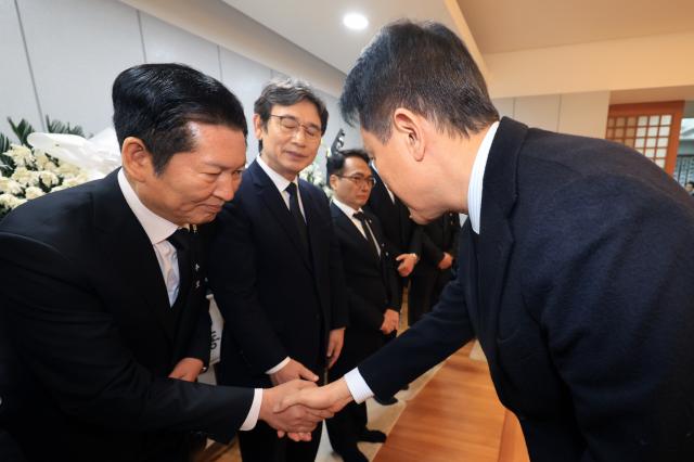 오세훈 서울시장이 30일 서울 종로구 서울대학교병원 장례식장에 마련된 이해찬 전 국무총리의 빈소를 찾아 조문을 마친 뒤 더불어민주당 정청래 대표와 악수하고 있다사진연합뉴스
