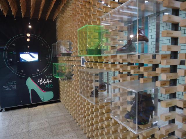 성수역사 내 전시되어 있는 수제화 사진성수동 장인 천 번의 두들김
