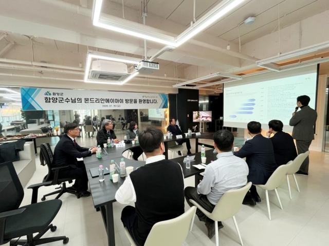 진병영 함양군수가 몬드리안 AI본사를 방문해 설명을 듣고 있다사진함양군