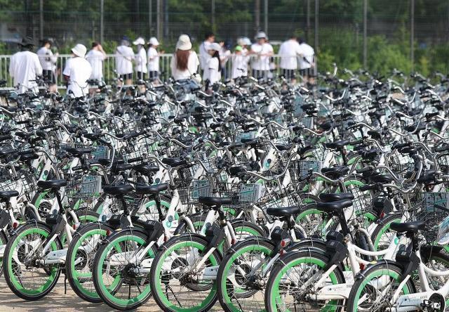 지난해 6월 서울 광진구 뚝섬한강공원에서 열린 제2회 쉬엄쉬엄 한강 3종 축제를 위한 자전거가 운동장에 놓여 있다 사진연합뉴스