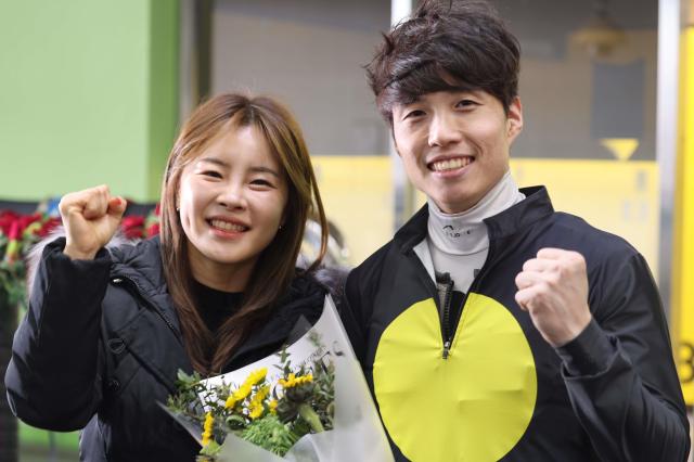 김혜선 조교사왼쪽가 첫 승 달성 후 기승한 박재이 기수오른쪽와 함께 기념 촬영을 하고 있다사진렛츠런파크 부경