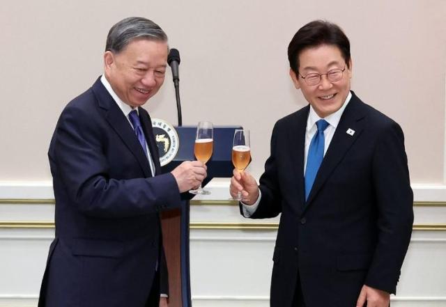 이재명 대통령이 지난해 8월 청와대 영빈관에서 열린 한·베트남 공식 만찬에서 또 럼 베트남 당 서기장과 건배하고 있다 사진연합뉴스
