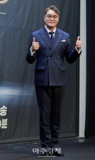 [포토] 포즈 취하는 이석원 명장 (천하제빵 제작발표회)