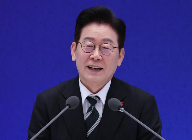 이재명 대통령이 21일 청와대 영빈관에서 열린 신년기자회견에서 취재진 질문에 답하고 있다 사진연합뉴스