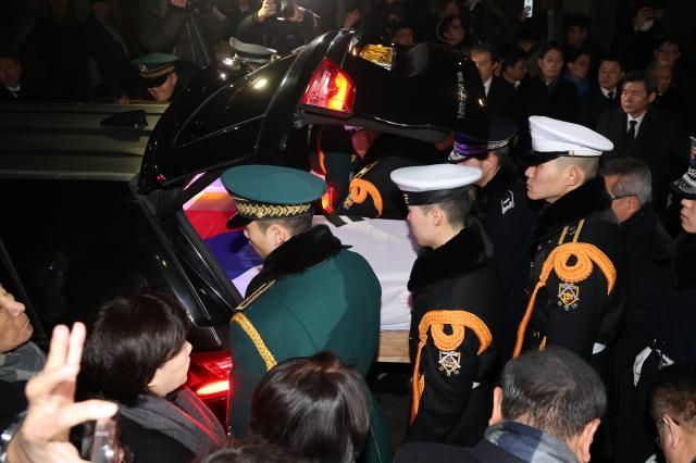 31일 서울 종로구 서울대병원 장례식장에서 이해찬 전 국무총리의 발인이 엄수되고 있다 사진연합뉴스