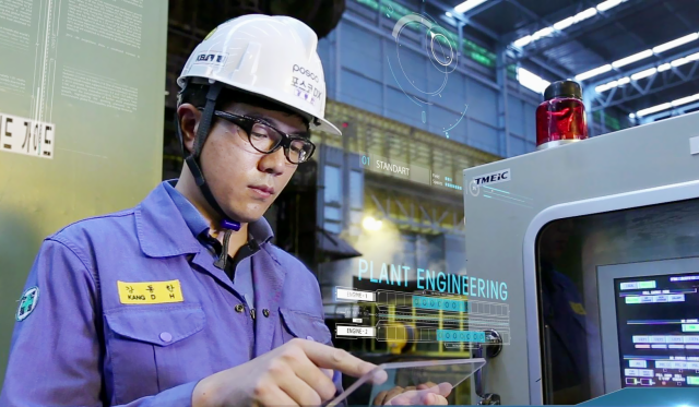 포스코DX 현장 엔지니어가 PLC 시스템을 통해 설비를 모니터링하고 있다사진포스코DX
