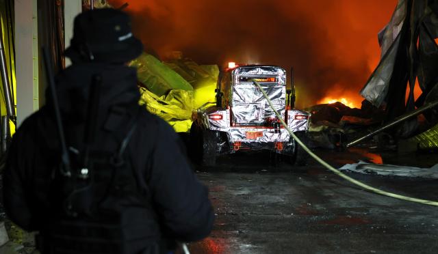 30일 오후 충북 음성에서 발생한 생활용품 제조공장 화재 현장에 무인 소방로봇이 처음으로 투입돼 진화 작업을 벌이고 있다사진연합뉴스