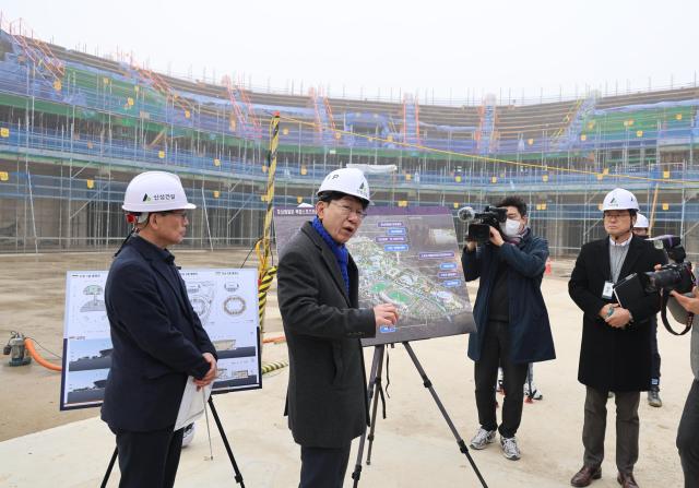 우범기 전주시장왼쪽에서 두 번째이 16일 전주시 덕진구 장동 실내체육관 신축 현장에서 현황을 설명하고 있다 사진연합뉴스
