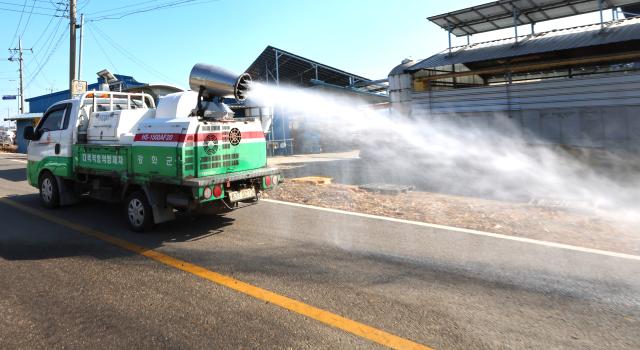 31일 구제역이 발생한 인천 강화군 한 한우농장 인근에서 방역차가 방역을 하고 있다 사진연합뉴스
