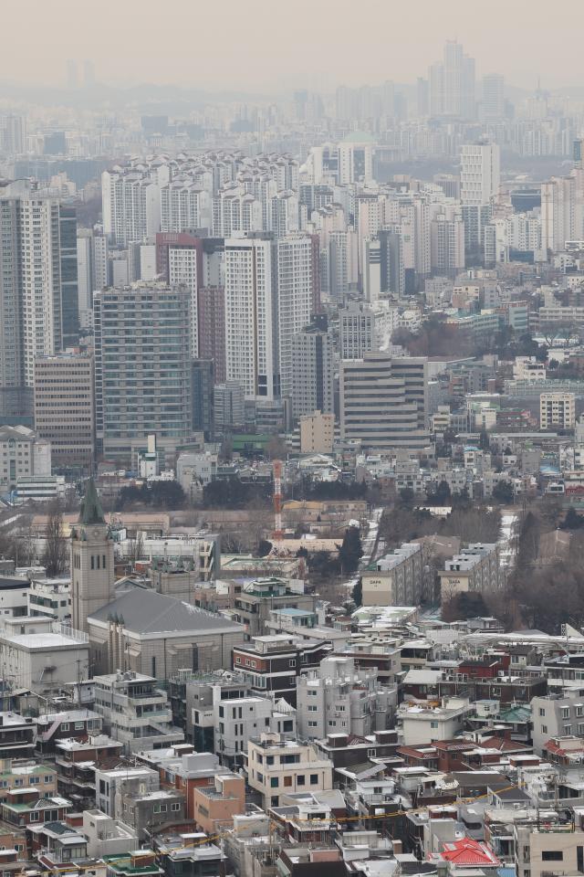 지난해 서울 주요지역 집값의 가파른 상승과 지방 부동산 경기 침체가 맞물리면서 전국 아파트값 상하위 격차가 14배 수준으로 벌어졌다
사진은 서울 남산에서 바라본 아파트 단지 등 서울 시내의 모습사진연합뉴스 