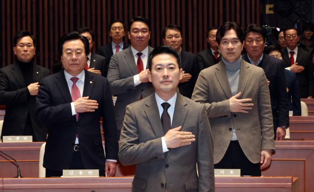 장동혁 국민의힘 대표가 지난 29일 국회 예결위회의장에서 열린 의원총회에서 국기에 경례하고 있다 사진연합뉴스