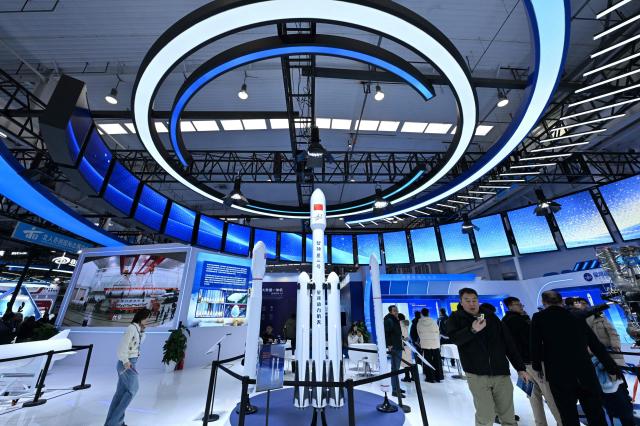 1월 23일 중국 베이징에서 열린 ‘2026 베이징 국제 상업우주 전시회’를 관람객들이 둘러보고 있다 사진AFP