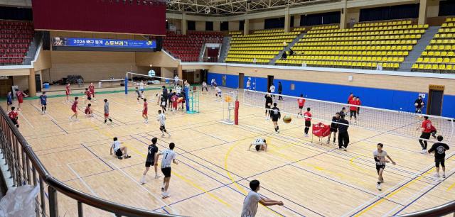 전남 강진군에 전국 각지에서 축구 볼링 배구 배드민턴 등 6개 종목 200여 팀 연인원 3만 8천 명의 선수단이 평균 약 9일간 체류할 예정으로 장기 체류형 전지훈련 메카로서의 위상을 강화 중이다사진강진군