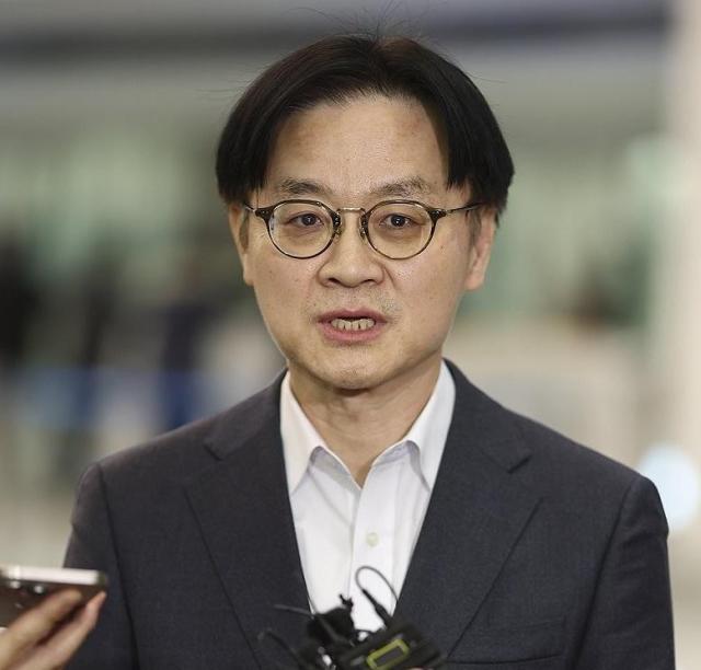 도널드 트럼프 미국 대통령의 대 한국 관세 재인상 위협에 대응하기 위해 미국을 방문한 김정관 산업통상부 장관이 31일 인천공항 터미널2을 통해 귀국 후 취재진과 인터뷰를 하고 있다 사진연합뉴스