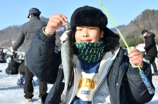 매일 가도 즐거워요…13살 소년의 산천어축제 사랑, 겨울을 따뜻하게 물들이다