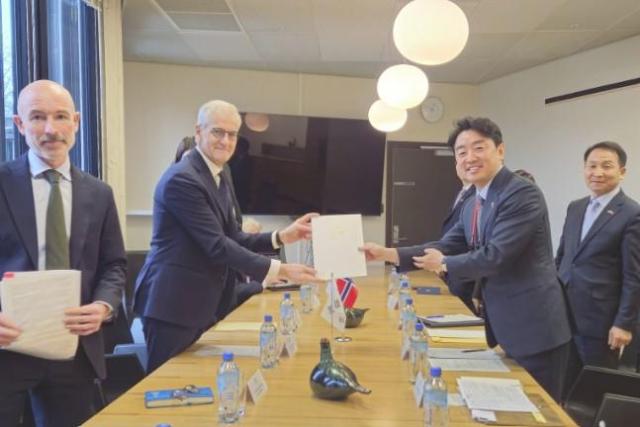 노르웨이를 방문 중인 강훈식 비서실장이 노르웨이 정부의 한국산 다연장 로켓 천무 구매 계약 체결을 알리며 북유럽 진출의 교두보를 확고히 마련했다고 말했다  강 실장이 1월 30일 페이스북에 올린 요나스 가르 스퇴르 노르웨이 총리를 만난 모습사진연합뉴스