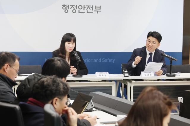 김군호 행정안전부 균형발전국장과 박유정 균형발전진흥과장왼쪽이 1월 28일 정부세종청사에서 고향사랑기부제 운영결과에 대해 설명하고 있다사진연합뉴스