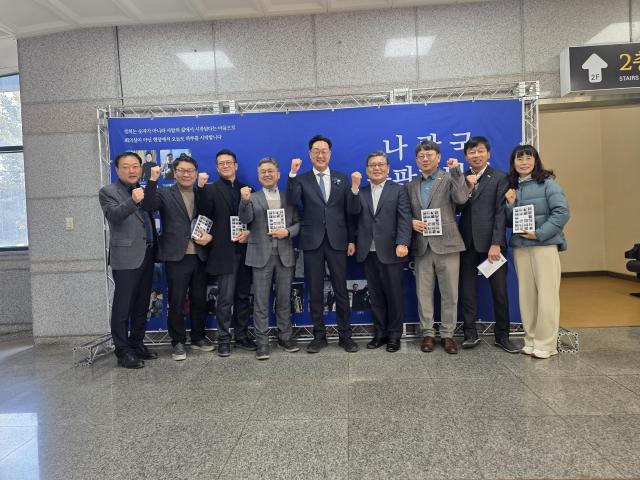 나광국 전남 도의원의 출판 기념회를 축하해 주기 위해 온 지인들이 나 의원과 사진 촬영을 하고 있다사진김옥현 기자