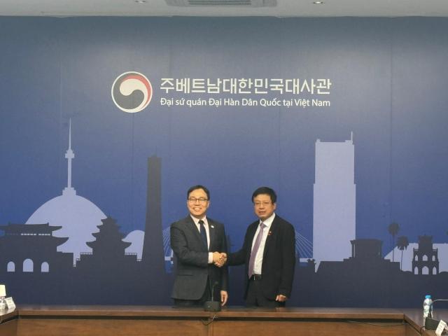 최영삼 주베트남 한국 대사와 호시흥 사진주베트남 한국대사관 페이스북 