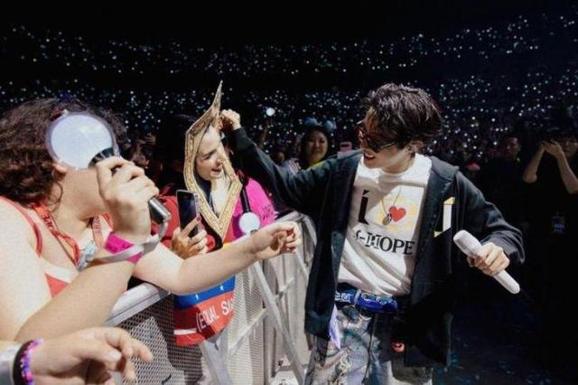 BTS J-Hope가 멕시코시티 팔라시오 데 로스 데포르테스에서 열린 HOPE ON THE STAGE 콘서트에서 팬들과 소통하고 있다사진 J-Hope 인스타그램