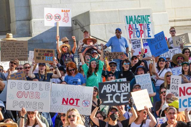 지난달 31일현지시간 미국 로스앤젤레스에서 도널드 트럼프 행정부의 강경 이민 단속에 반발하는 시위가 열리고 있다사진AFP연합뉴스