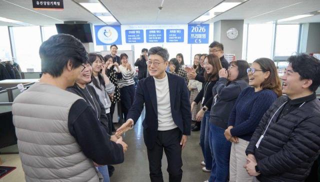 정재헌 SK텔레콤 대표가 대전 둔산사옥 구성원들과 인사하고 있다사진SKT