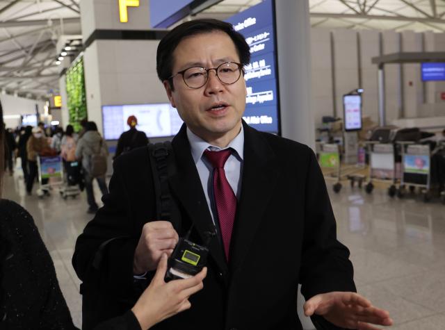 미국 측과 통상 현안 논의를 위해 미국을 방문하는 여한구 통상교섭본부장이 29일 인천국제공항 1터미널을 통해 출국하고 있다 사진연합뉴스