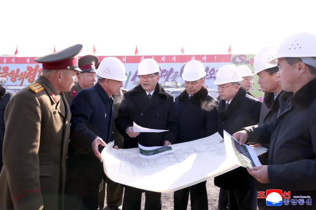 북한 조선중앙통신은 1일 평안남도 평원군 지방발전정책 대상 건설 착공식이 전날 진행됐다고 보도했다 사진연합뉴스