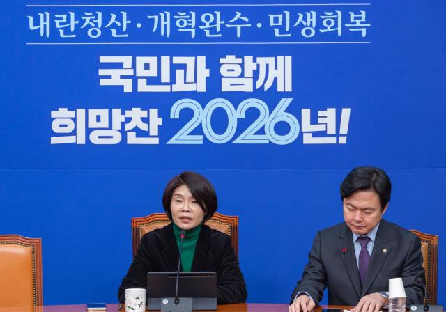 한정애 정책위의장이 1일 국회에서 열린 기자간담회에서 정책 추진 방향에 대해 말하고 있다