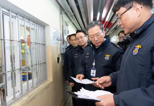 정성호 법무부 장관과 법조 기자단이 지난 29일 교정시설 공동 현장 진단을 실시히며 수용동 근무체험을 하고 있다 사진법무부