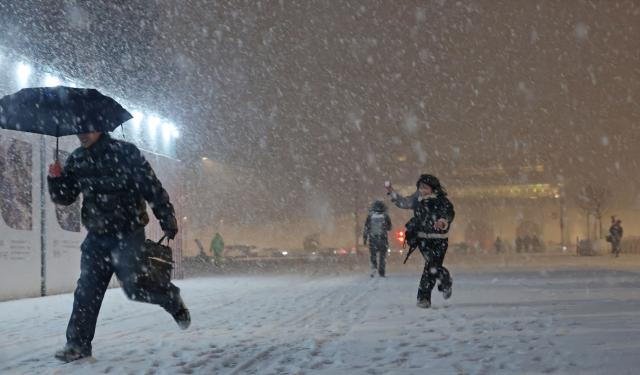 지난달 23일 저녁 서울 종로구 광화문광장 일대에 많은 양의 눈이 내리고 있다 사진연합뉴스