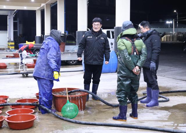 박상수 삼척시장가운데이 1월 31일 삼척 지역 어업 현장과 전통시장 등을 방문하며 어획량을 직접 살피고 어민과 상인들과 대화하며 현장의 목소리에 귀 기울이고 있다 사진삼척시