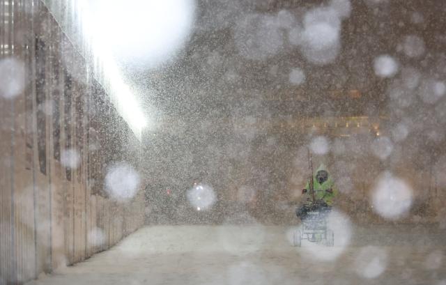 지난달 23일 저녁 서울 종로구 광화문광장 일대에 많은 양의 눈이 내리고 있다 사진연합뉴스