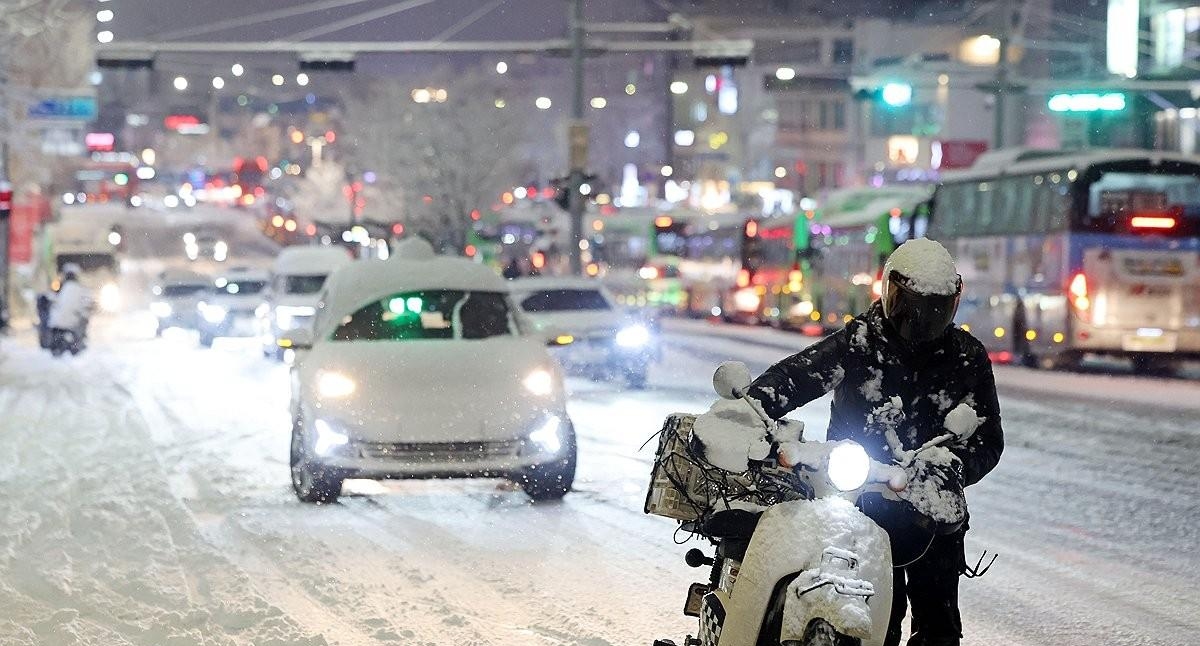 오전까지 전국 곳곳에 눈…출근길 대란