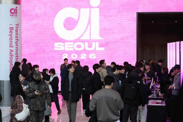 지난달 30일 서울 강남구 코엑스에서 열린 AI 서울 2026 콘퍼런스에서 참석자들이 기업 부스를 둘러보고 있다 사진연합뉴스