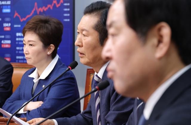 더불어민주당 정청래 대표가 2일 서울 여의도 국회에서 열린 최고위원회의에서 발언하고 있다사진연합뉴스