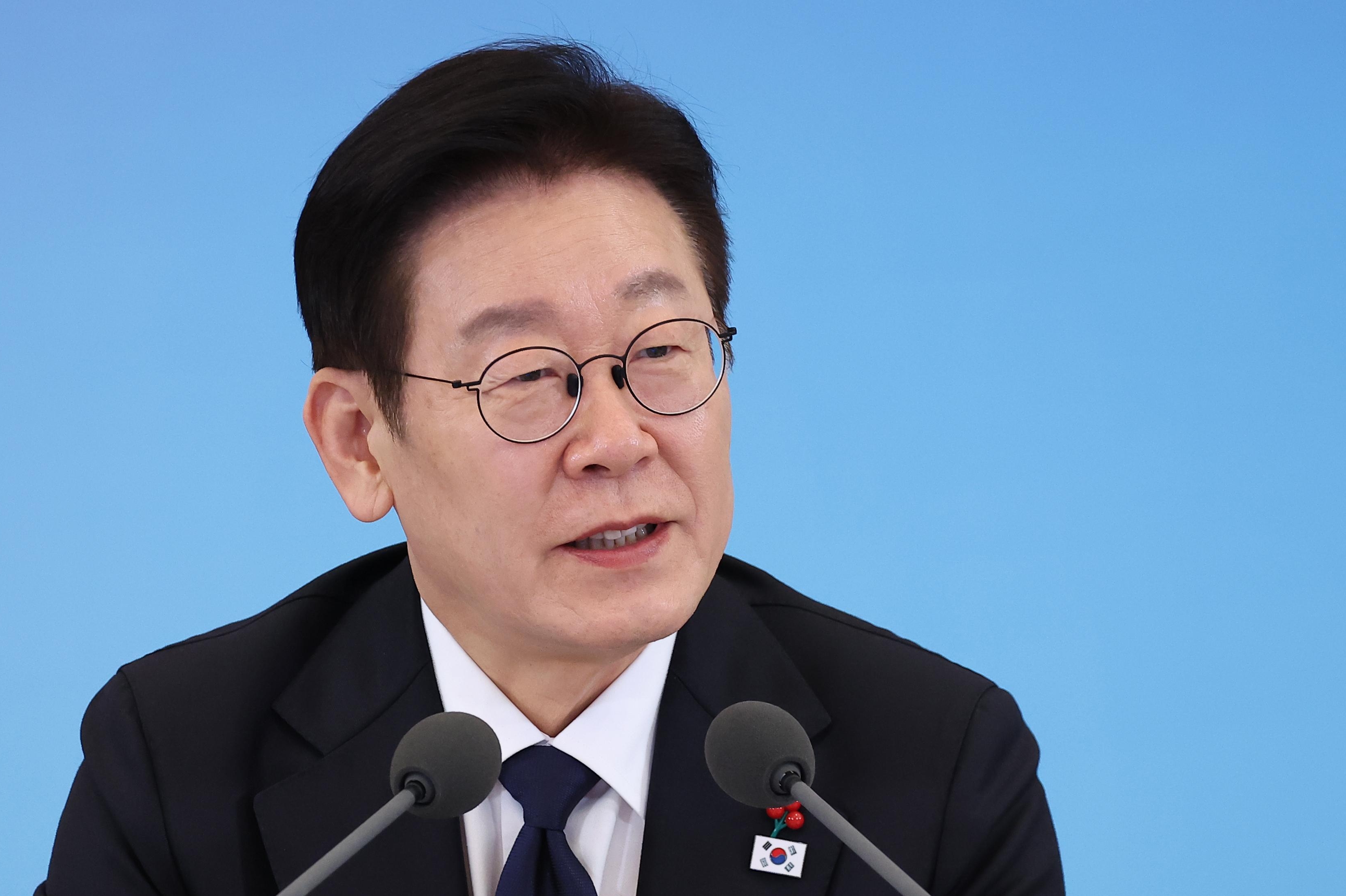 李 망국적 부동산 투기 옹호 그만…연이틀 SNS 메시지