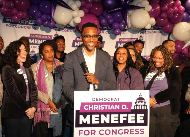 미국 텍사스 연방 하원의원 보궐 선거에 나선 민주당의 크리스천 메네피 후보가 지난달 31일현지시간 지지자들에게 연설하고 있다사진AP연합뉴스