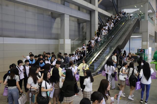 调查：韩国高中及大专毕业青年月薪仅为平均水平七成