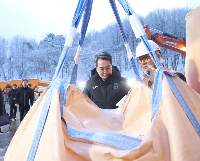 2일 오전 김동연 경기도지사가 수원시 제설전진기지를 현장방문하여 시설을 살펴보고있다 사진경기도