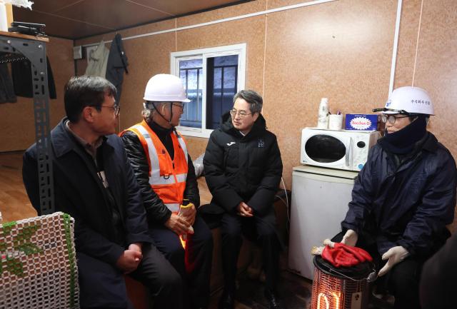 2일 오전 김동연 경기도지사가 수원시 제설전진기지를 현장방문하여 관계자들과 면담하고 있다 사진경기도