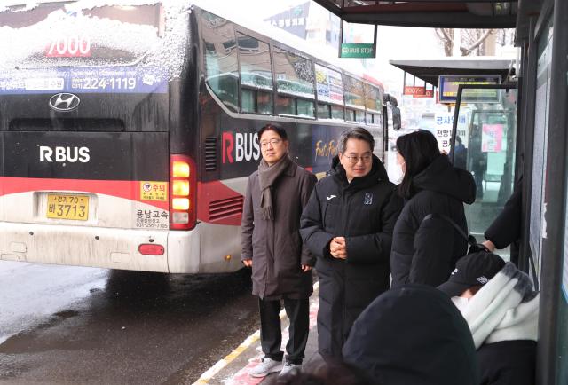 2일 오전 김동연 경기도지사가 버스정류장에 들러 출근시민의 민원을 청취하고있다 사진경기도