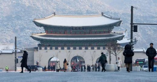 Seoul wakes up to winter wonderland, traffic largely unaffected