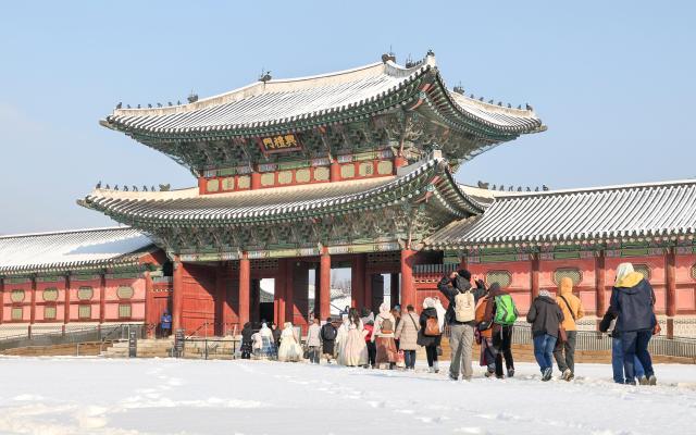Tourists enter Gyeongbokgung in Seoul as snow that fell overnight remains on the ground on Feb 2 2026 AJP Yoo Na-hyun