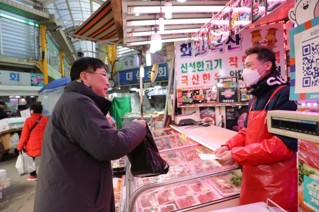 안형준 국가데이터처장이 1월 29일 서울 수유시장을 찾아 설 성수품 가격 동향을 점검하고 있다사진국가데이터처