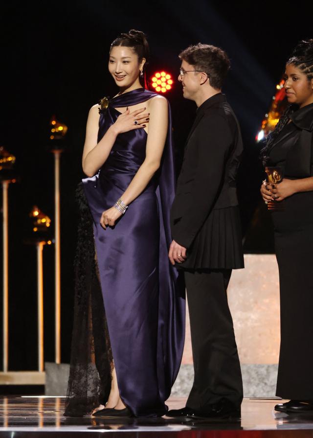 2월 1일현지시간 미국 캘리포니아주 로스앤젤레스 피콕 극장에서 열린 제68회 그래미 어워즈 프리미어 세리머니에서 EJAE와 마크 소넨블릭이 영화 ‘케이팝 데몬 헌터스’의 수록곡 ‘골든Golden’으로 Best Song Written For Visual Media부문을 수상하며 무대에 올라 소감을 전하고 있다 사진AFP