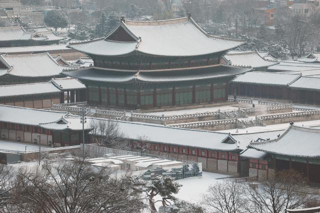  폭설이 내린 2일 오전 서울 종로구 경복궁에 눈이 쌓여 있다 사진연합뉴스