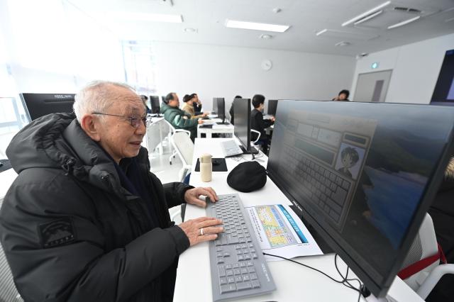 미사노인복지관에서 진행하는 컴퓨터 초급반을 수강한 어르신이 컴퓨터 타자연습을 하는 모습 사진하남시