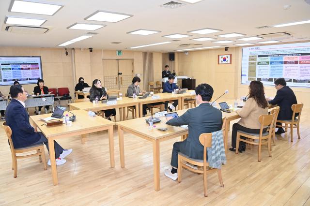 지난해 11월 6일 하남시청 상황실에서 열린 하남시 평생교육 중장기 발전계획 중간보고회에서 이현재 하남시장을 비롯한 관계자들이 회의에 참여하는 모습 사진하남시
