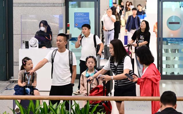 무비자 입국 중국 단체관광객 입국 첫날
     영종도연합뉴스 임화영 기자  중국인 단체관광객 무비자 입국 첫날인 29일 인천국제공항을 통해 중국인 관광객들이 입국하고 있다
    국내·외 전담여행사가 모객한 3인 이상 중국인 단체관광객은 내년 6월 30일까지 15일 범위에서 비자 없이 국내 관광이 가능하다 원칙적으로 같은 항공·선박으로 입국하고 출국해야 한다 2025929 공동취재
    hwayoung7ynacokr2025-09-29 134645Media Only
저작권자 ⓒ ㈜연합뉴스 무단 전재 재배포 금지 AI 학습 및 활용 금지저작권자 ⓒ ㈜연합뉴스 무단 전재 재배포 금지 AI 학습 및 활용 금지